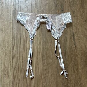 Victoria's Secret Lace Garter Belt in Cream and White Size XS/S